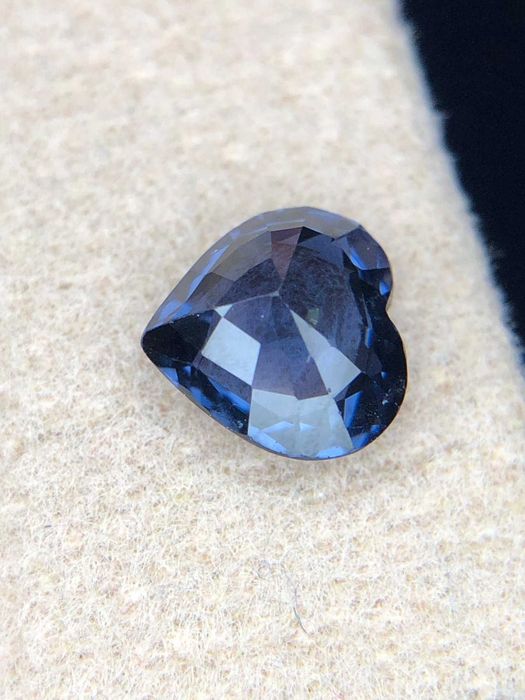Espinela azul-violeta lacrada–certificada ICA GemLab–mudança de cor.