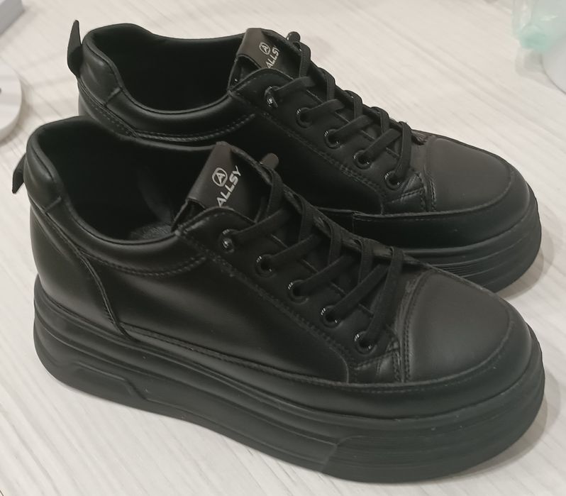 Шкіряні жіночі кросівки (нові)