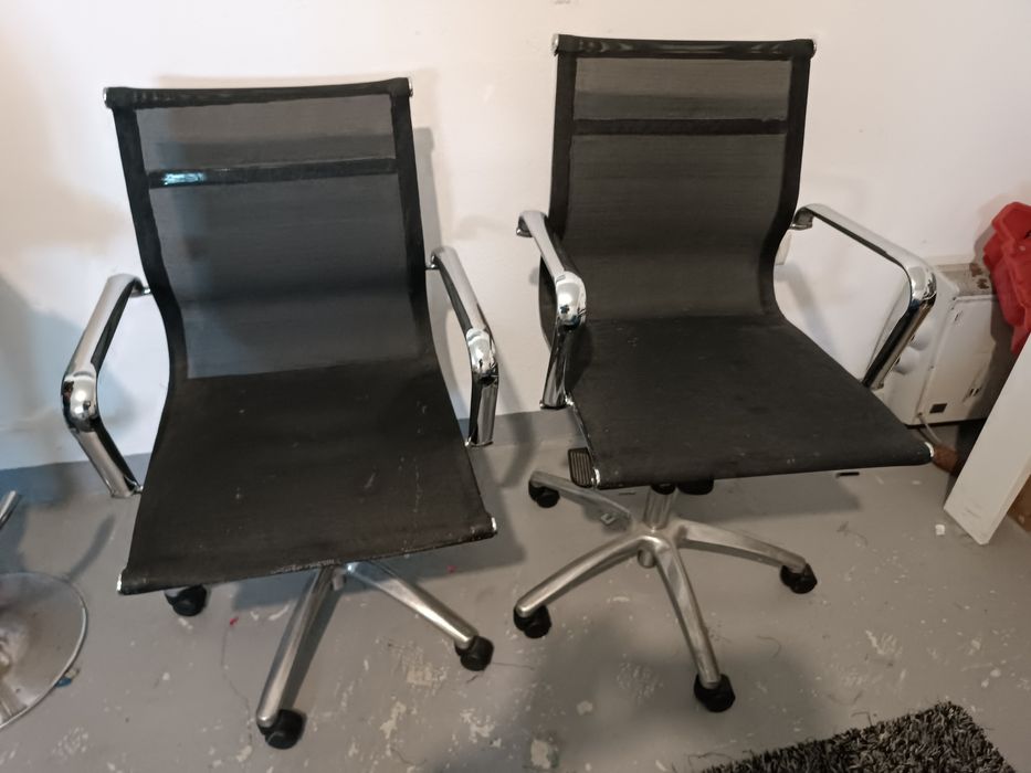 Duas cadeiras escritório preto e cromado