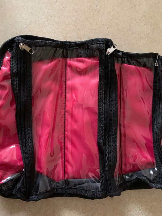 Rozkładana wisząca czarna kosmetyczka