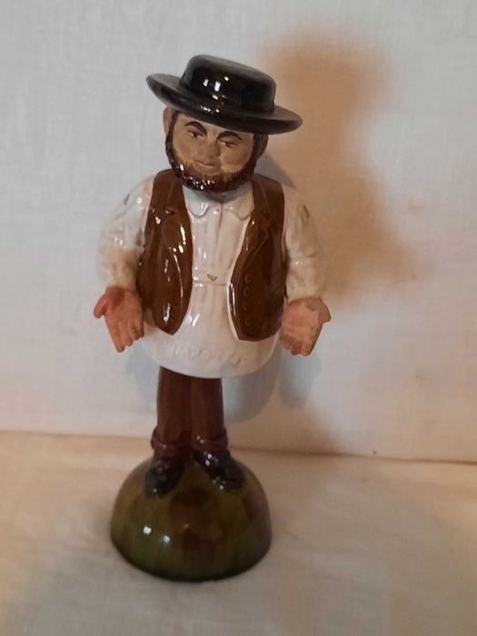 Zé Povinho figura de movimento em faiança das Caldas