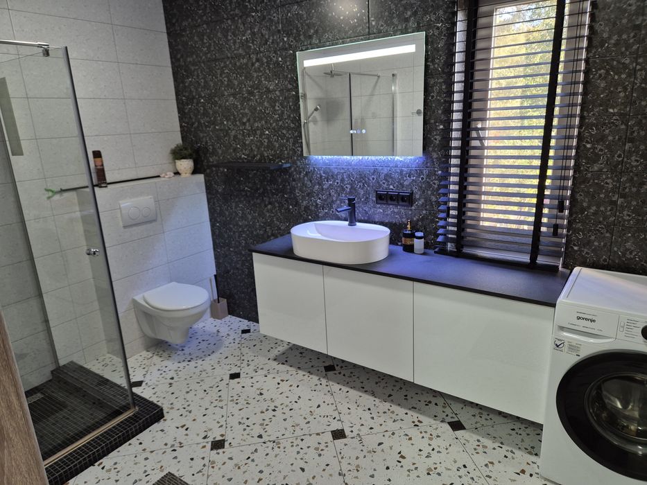 Будинок біля води. Перша лінія