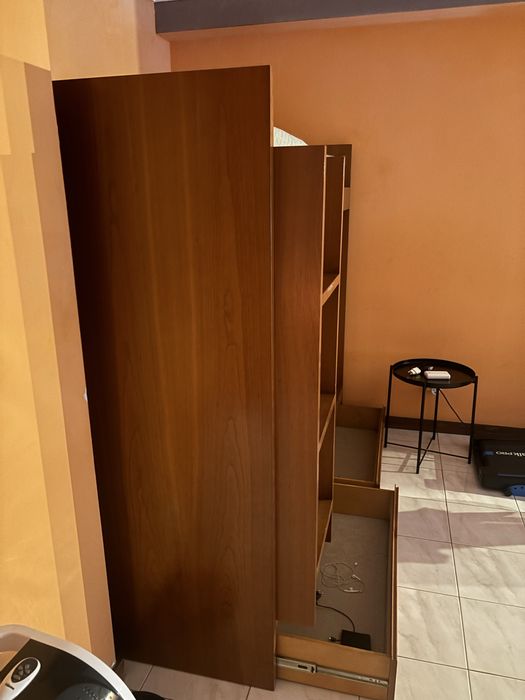 Beliche em madeira mogno com gavetas para arrumação.