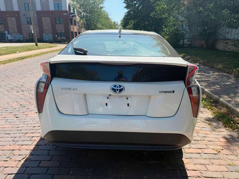 Toyota Prius Two      2016
