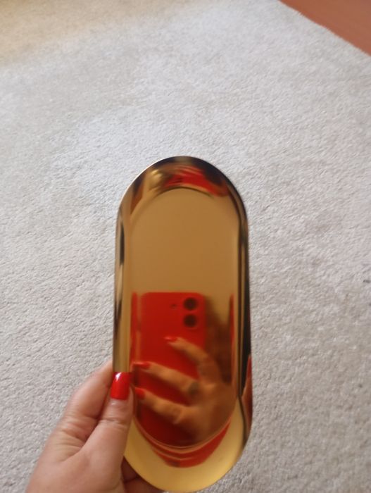 Bandeja dourada em metal. Colar de decoração.