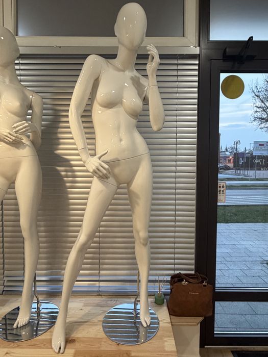 Manekiny białe lakierowane