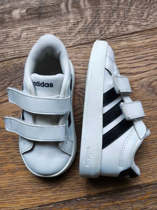 Białe buty adidas Grand Court dziecięce, rzepy, wkładka 14 cm, stan bdb