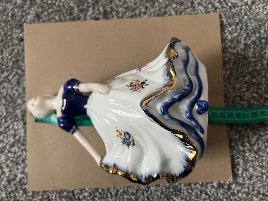 Статуетка дама….