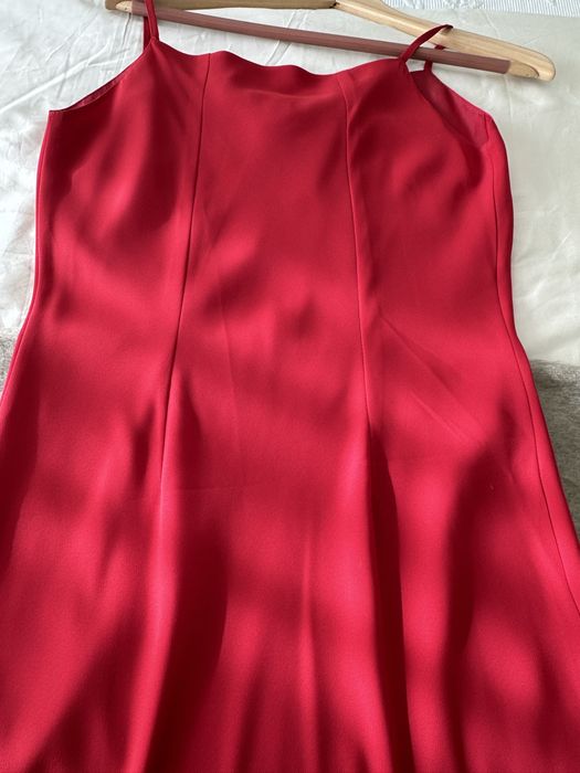 Lindo vestido ( para festa ou näo) vermelho  com tecido fluido .
