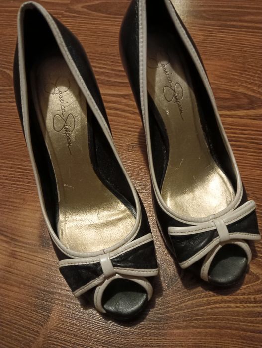 Czarno białe z kokardką 37 Jessica Simpson