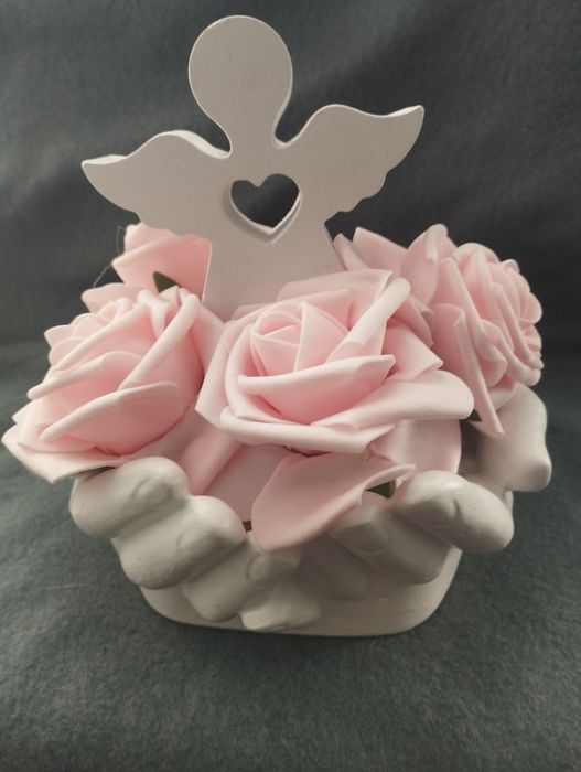 Wieczny bukiet róż w dłoniach z aniołem