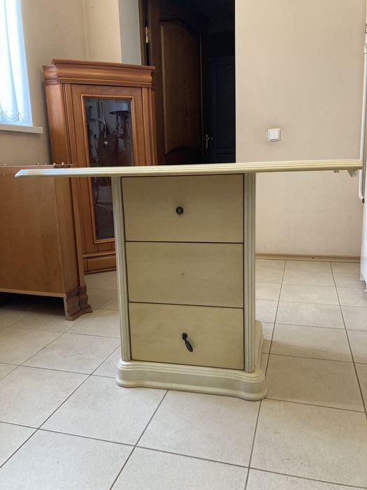 Тумбочка з дерев’яною столешнею