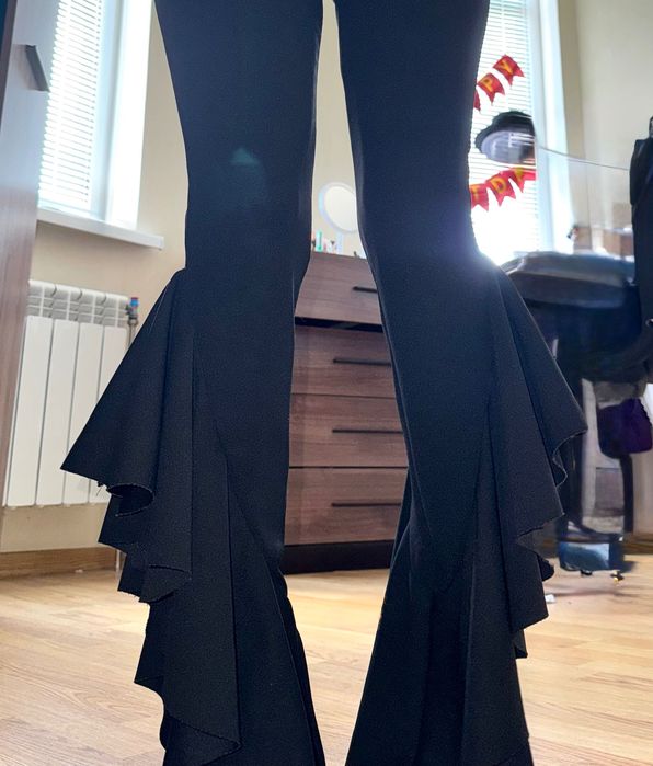 Брюки-кльош висока посадка готичні Missguided