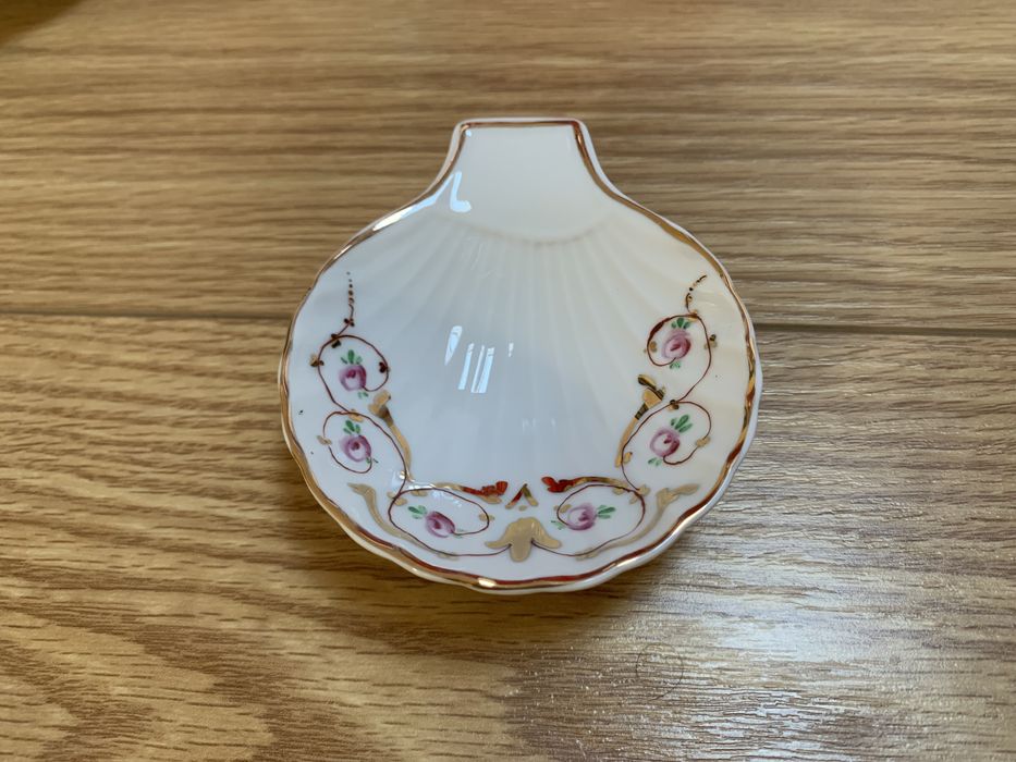 Peças da Vista Alegre pintadas a mão