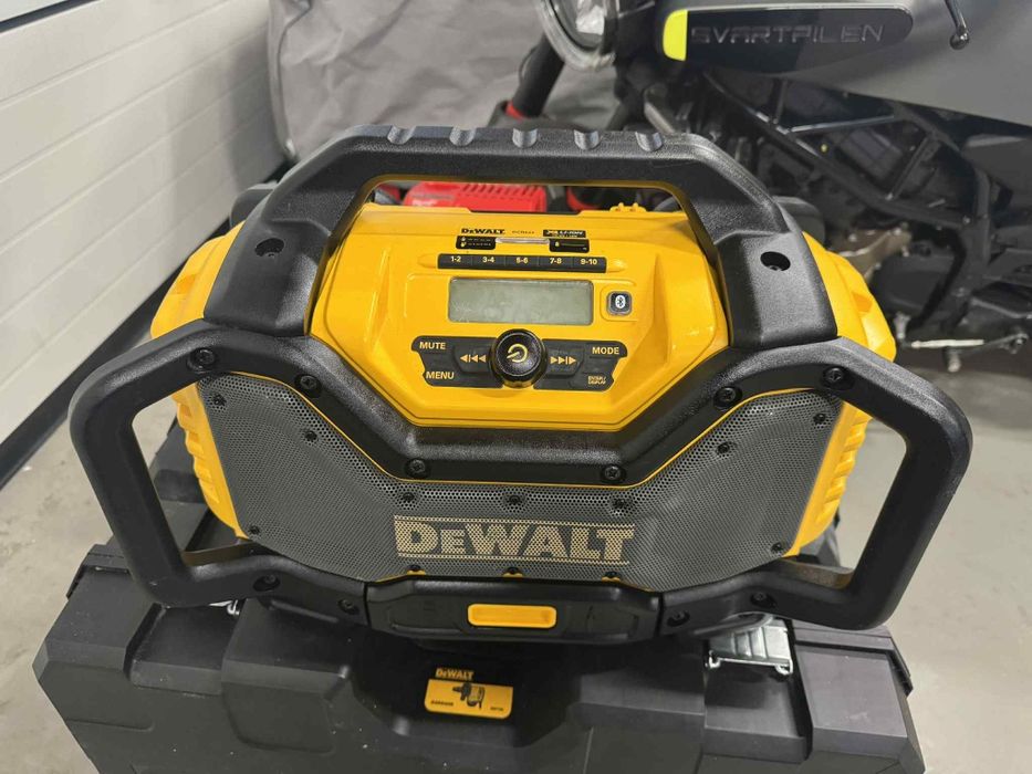 Radio Budowlane DeWalt DCR027 jak nowe ładuje baterie