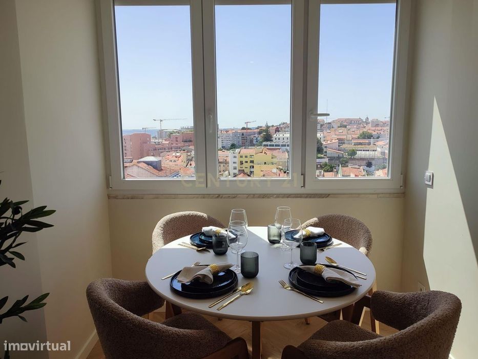 Apartamento T2 Renovado com Vista Rio em São Vicente, Lisboa