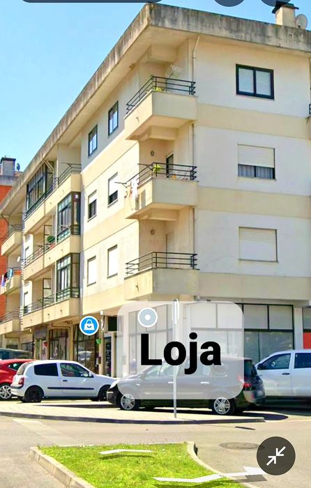 Loja Centro Lousã com 2 montras