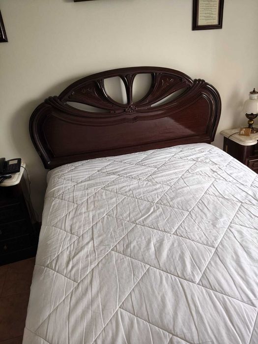 Cama de casal em mogno em muito bom estado