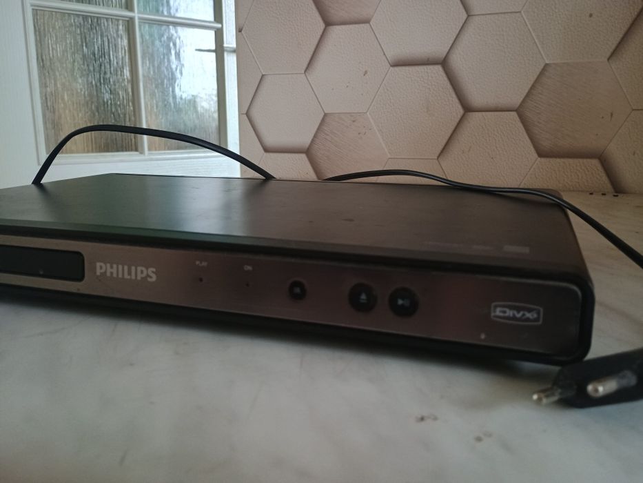 Sprzedam DVD"Philipsa" obsługujący format DVIX,brak pilota