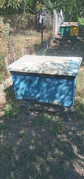 Продам 3-рамкову медогонку та вулики лежаки