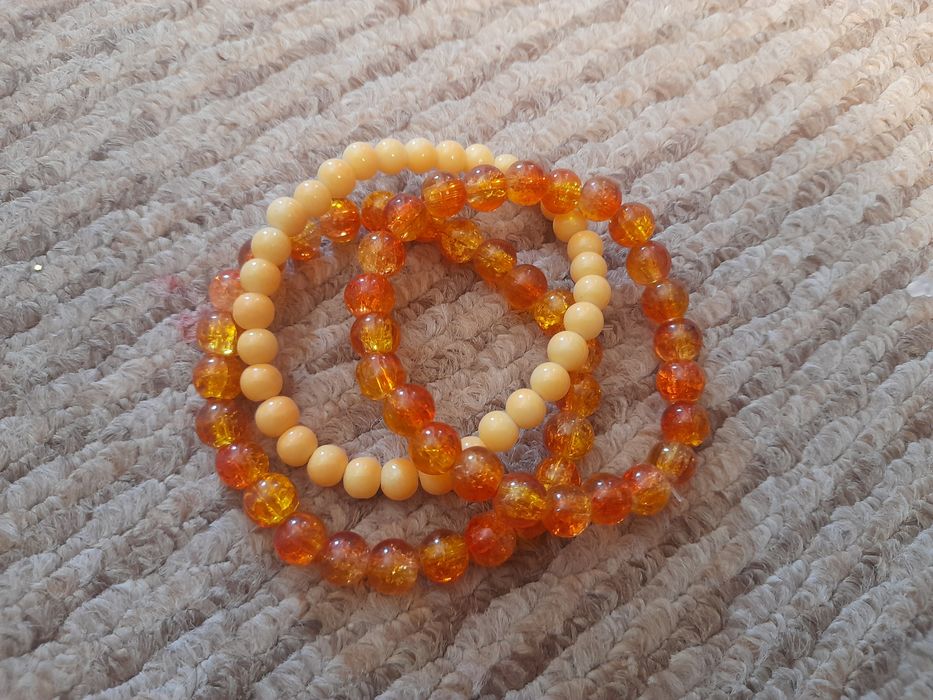 Trzy pomarańczowe bransoletki