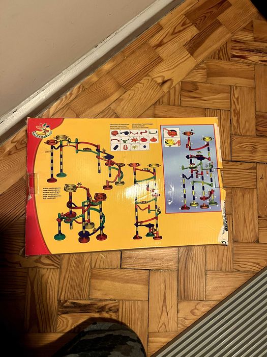 Jogo criança circuito de bolas