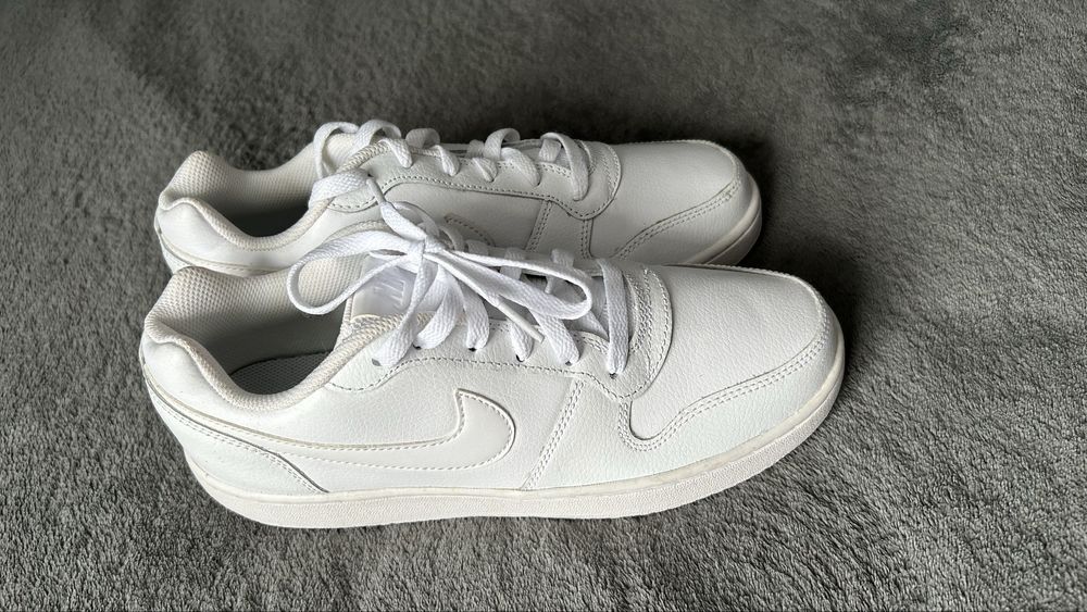 Кросівки Nike унісекс білі шкіряні розмір 40.5 (26 см)