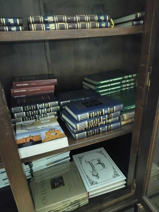 Acervo de biblioteca com cerca de 1500 Livros