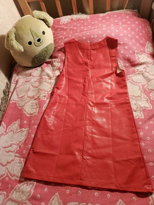 Червоне плаття-сарафан із еко-шкіри