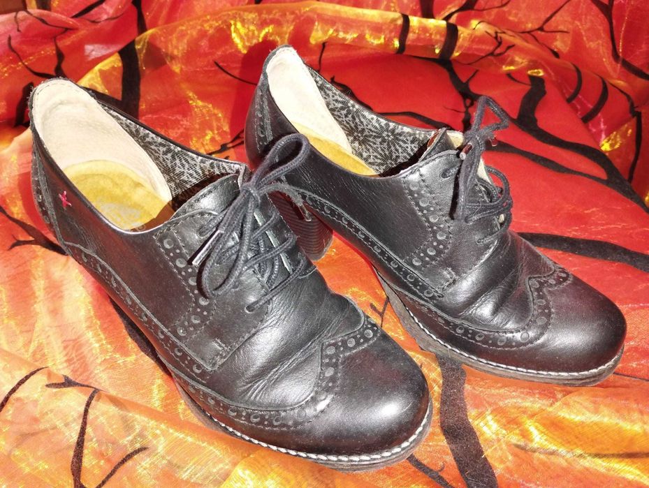 sapatos com atacadores