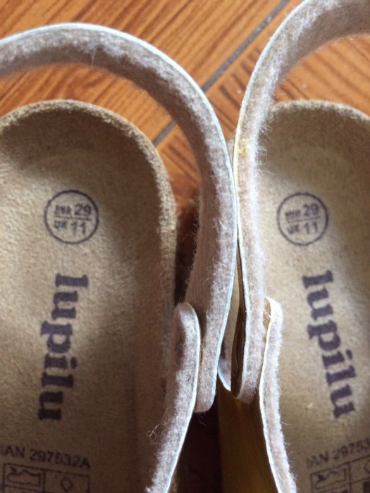 Sandálias douradas Novas