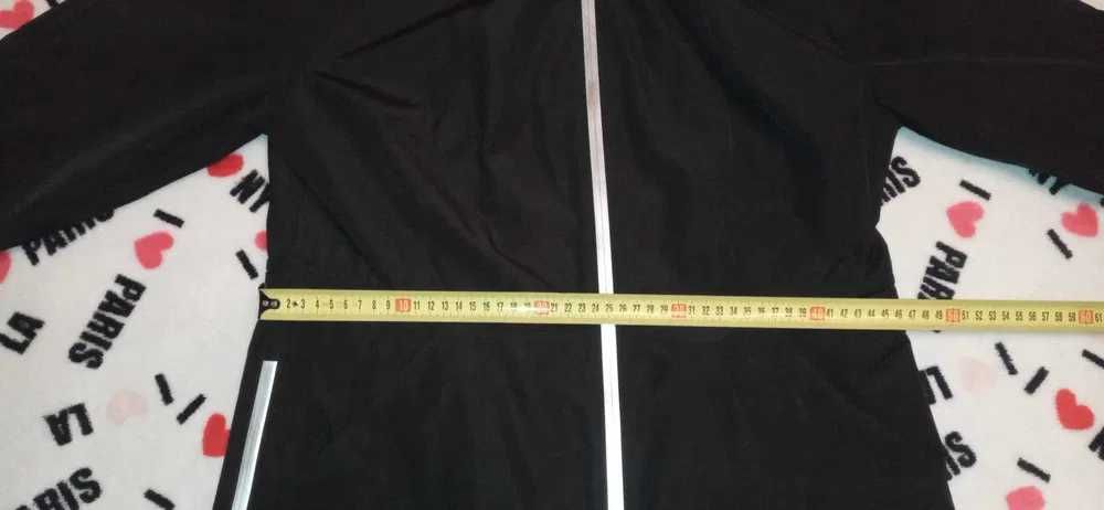 Плащ жіночий чорного кольору з срібними вставками та капюшоном.