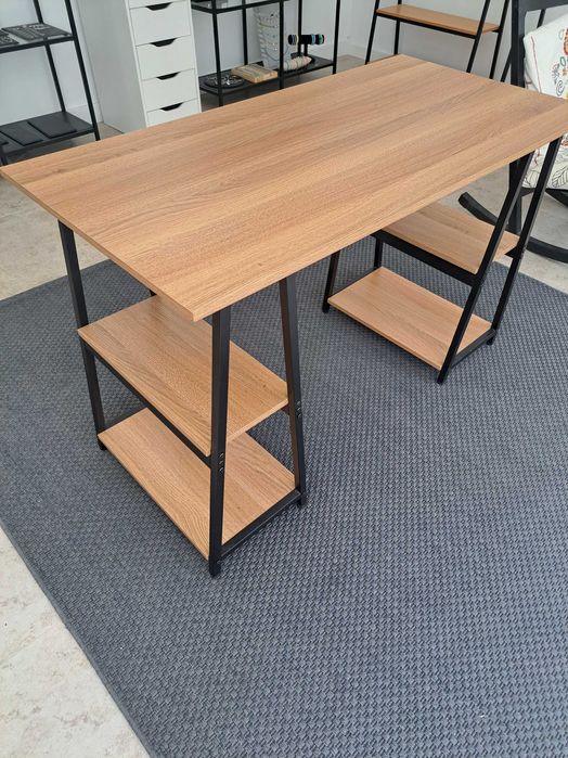 Secretária com prateleiras laterais.