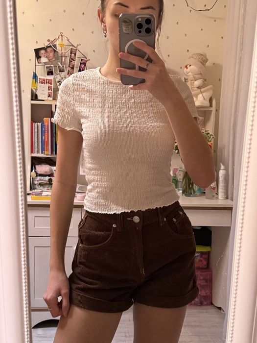 Коричневі вельветові шорти.