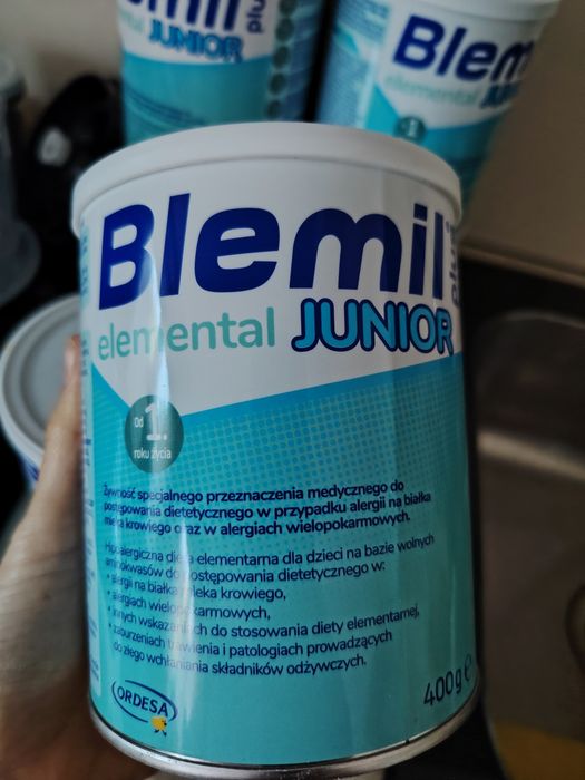 Siedem puszek mleka Blemil Junior