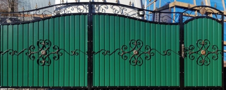 Ворота металеві розпашні.
