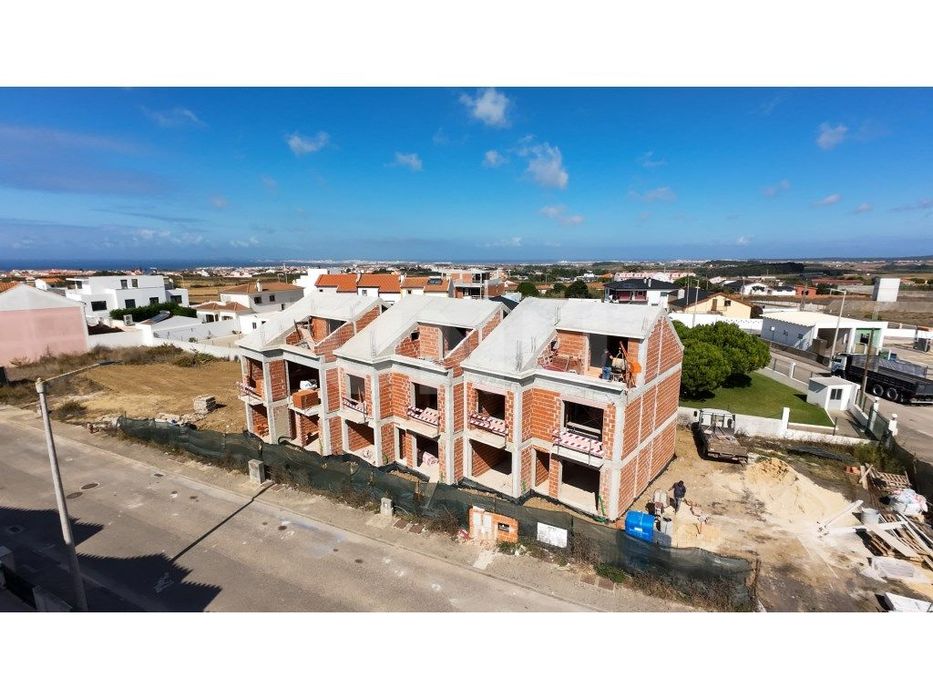 Moradia T3 em construção, em Alto Veríssimo, Atoguia da Baleia