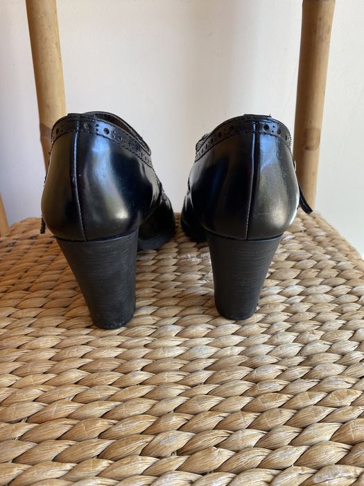 Sapatos salto pretos elegantes