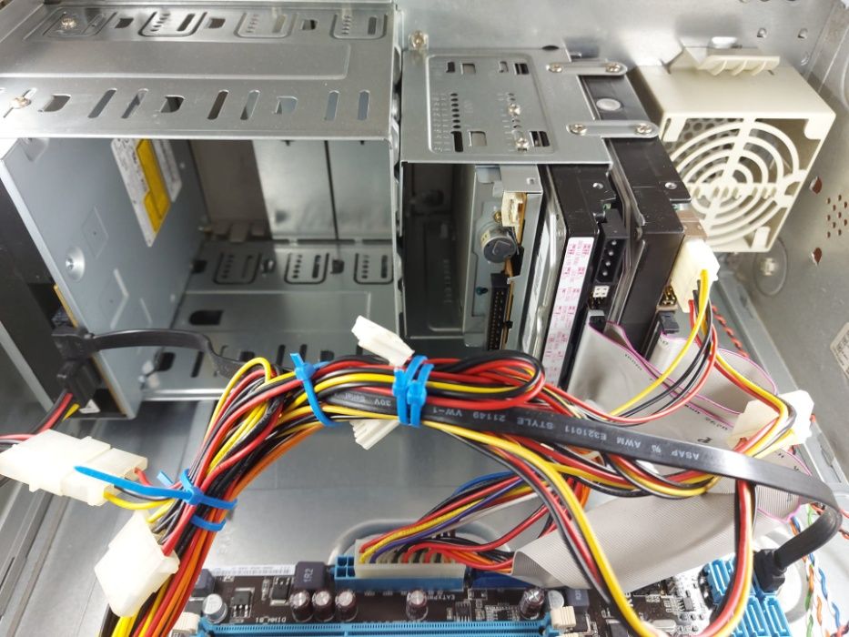 Torre PC Pentium 4 AMD K7 com leitor de DVDs da LG