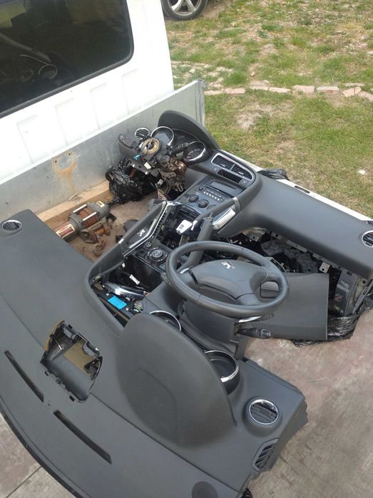 Панель торпедо Пежо 3008