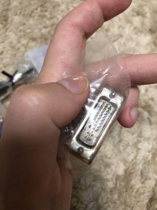 Різні шнури кабелі для компютера і супутникового приймача