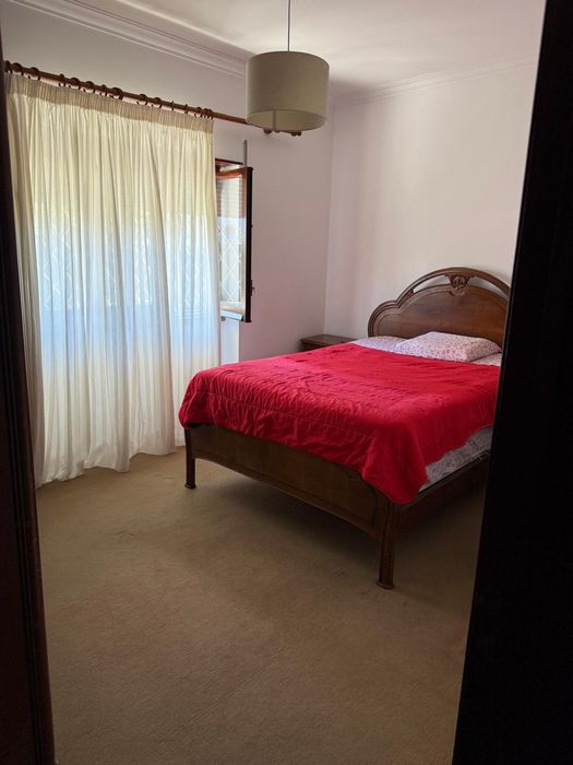 Arrenda-se quarto na Parede