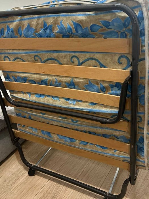 Cama dobrável que abre e fecha.