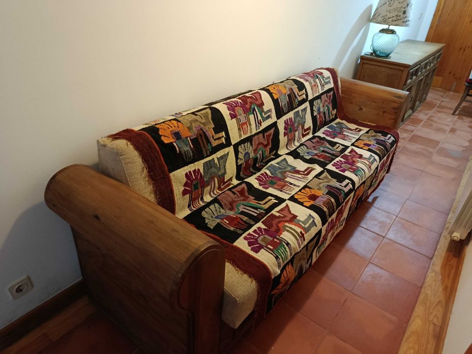 Sofa original em madeira de castanho fabrico nacional a precisar de estofar