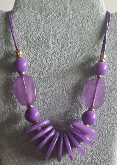 Colar em acrílico roxo de fácil aperto