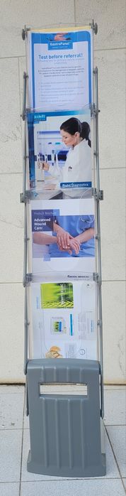 Expositor de catálogos dobrável e com mala