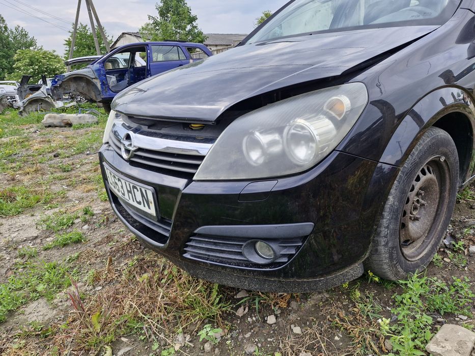 Бампер передній Opel Astra H 2004-2007