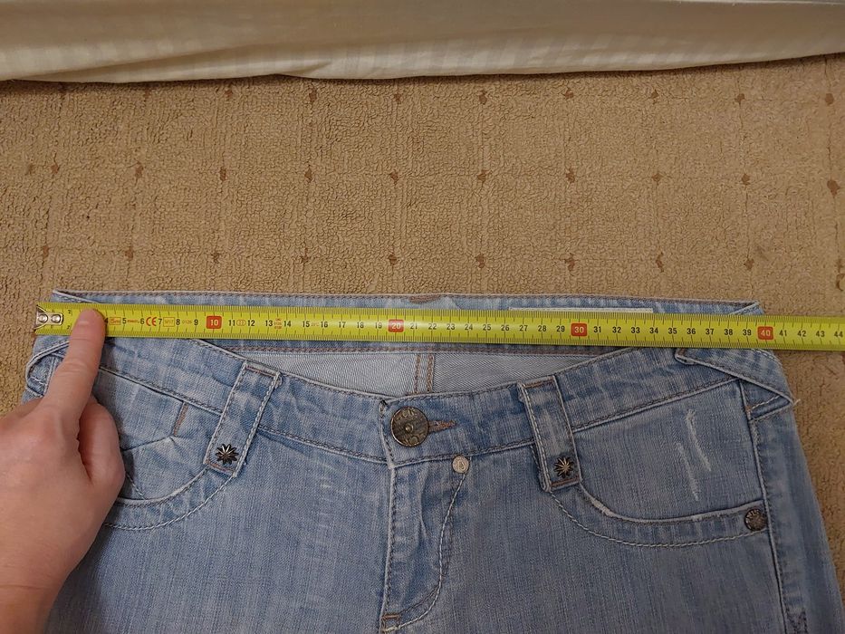 Джинсы женские прямые светлые голубые рваные рванка тертые р. S-M