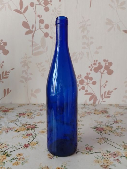 Стеклянные разноцветные бутылки. Для украшения интерьера и жидкостей.