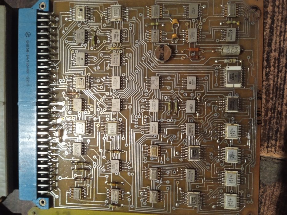 Запчастини до техніки плати.